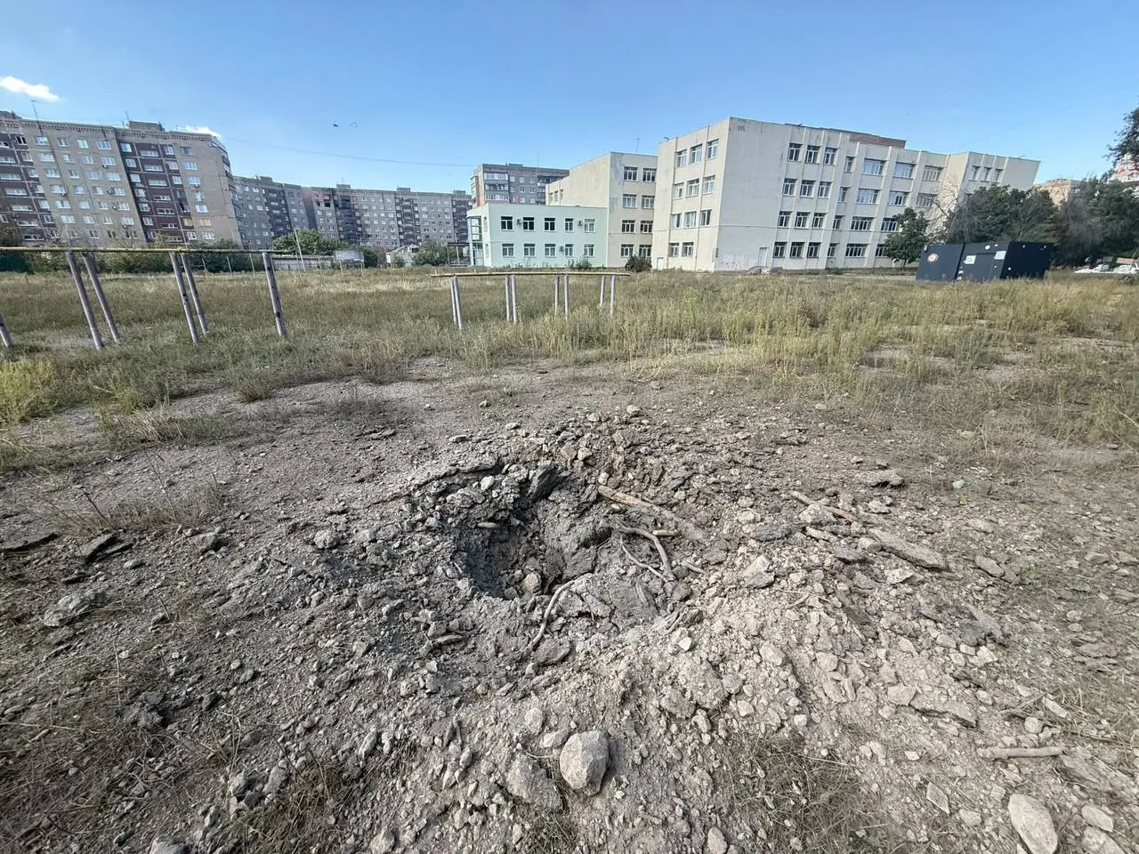 Воронка, образовавшаяся на месте российского удара по Краматорску.