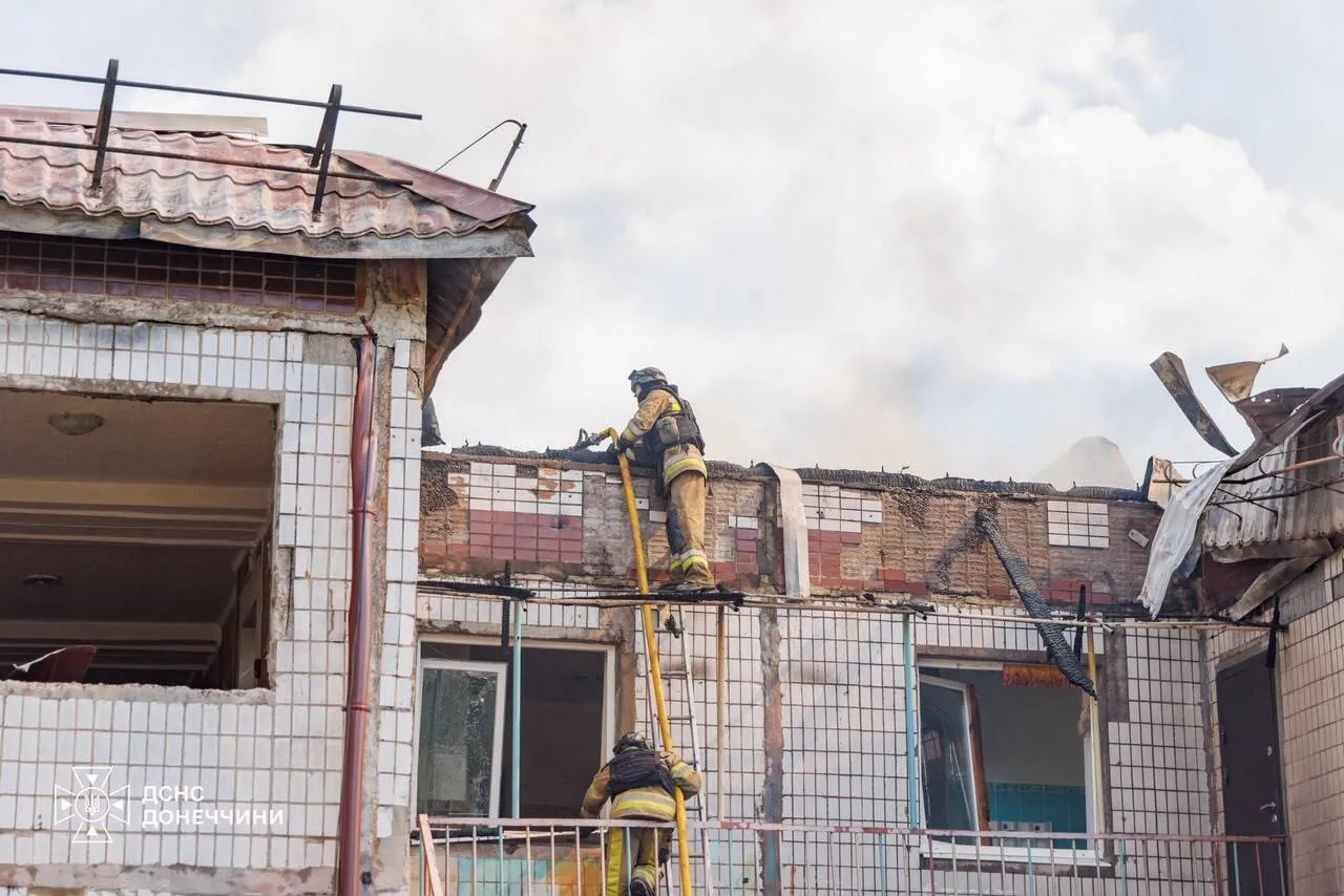 Спасатели ликвидируют пожар в Краматорске после российского удара.