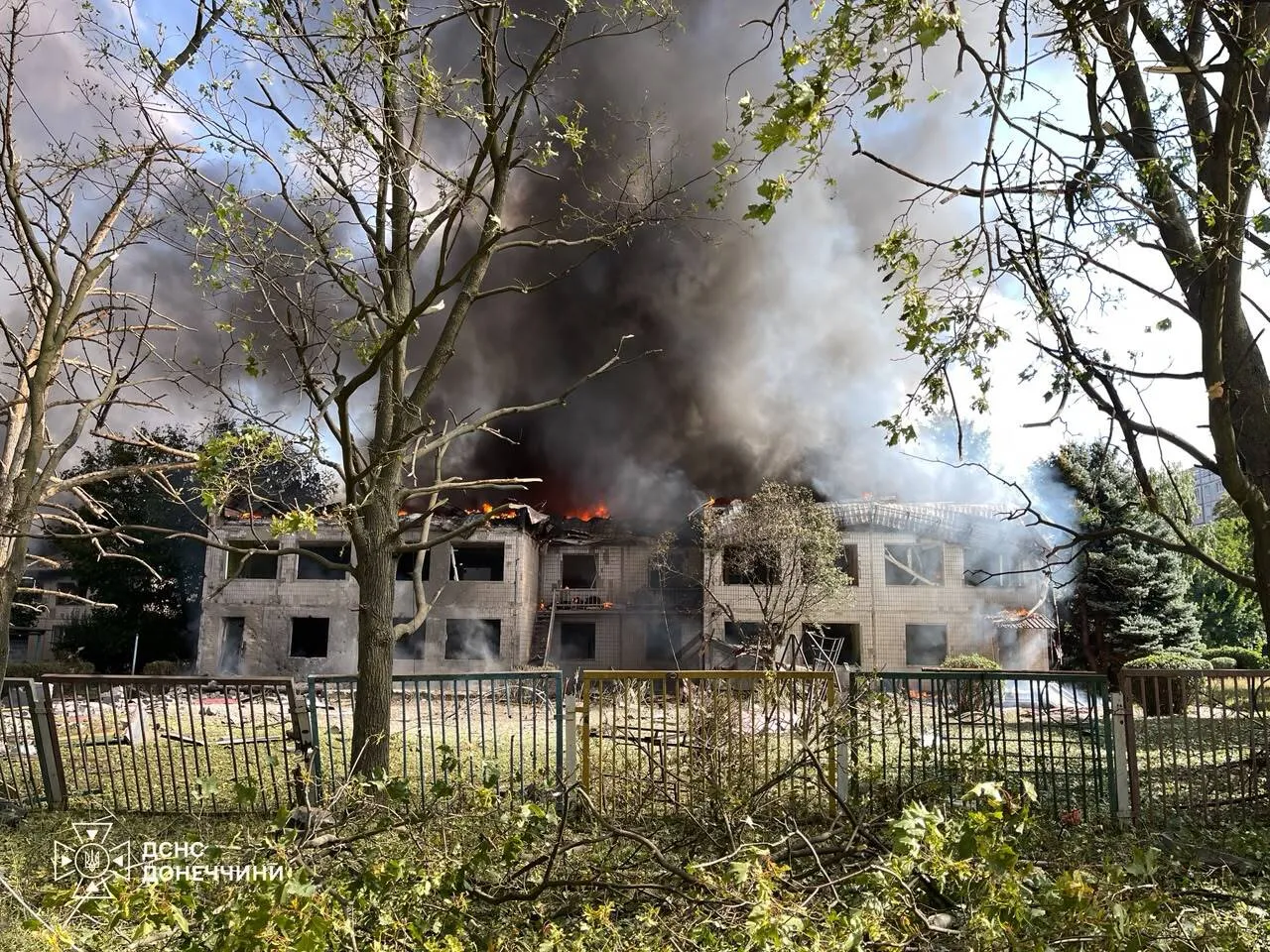 Пожар в Краматорске после российского авиаудара.
