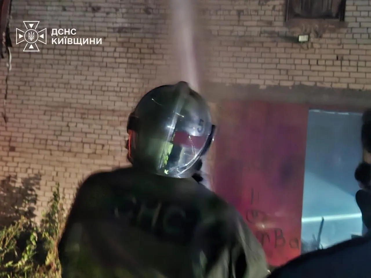 Спасатели ликвидируют последствия российских ударов в Киевской области