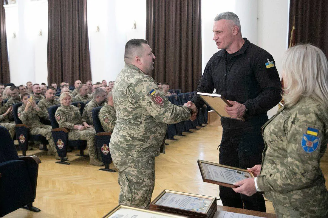 Кличко вручив працівникам ліцею Подяки Київського міського голови