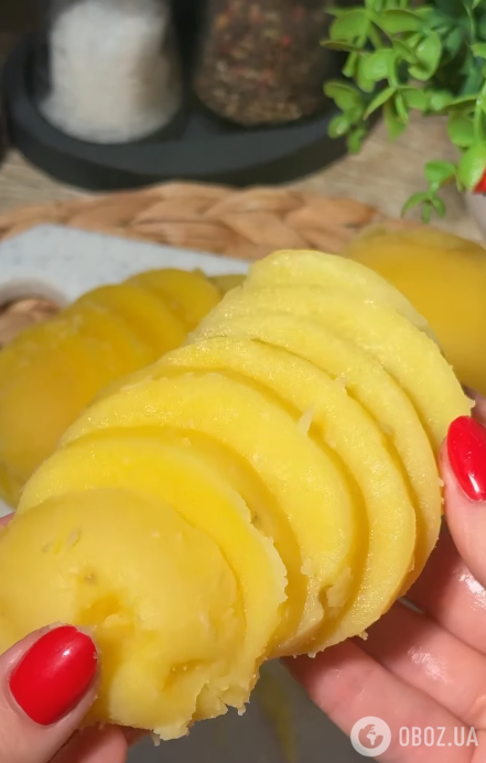 Нарежем отварной картофель