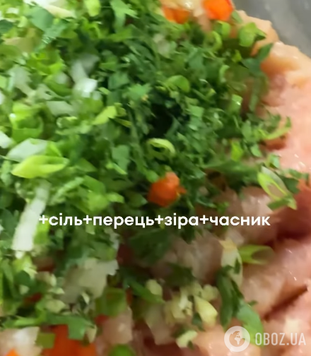 Смешиваем ингредиенты для митболов