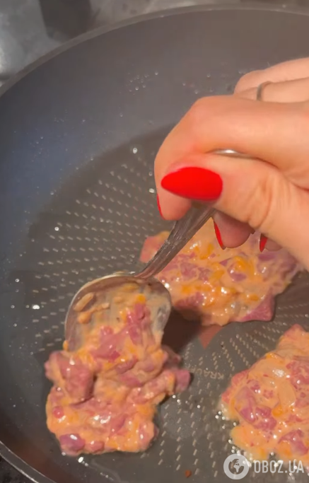 Выкладываем печеночное тесто на сковороду
