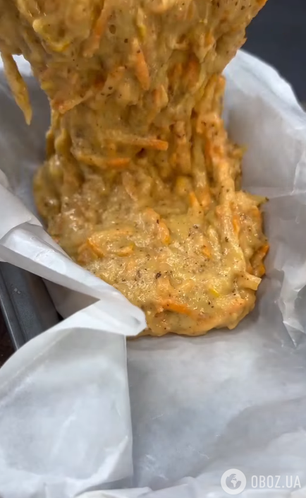 Выливаем морковную массу в форму