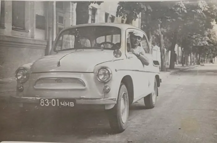 Авто, припарковане на вулиці Мстиславській, 1970-ті роки.