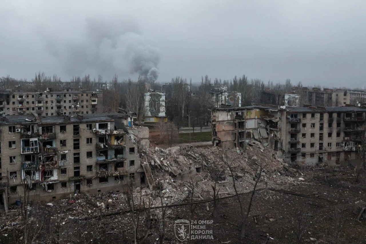 Враг стирает город.