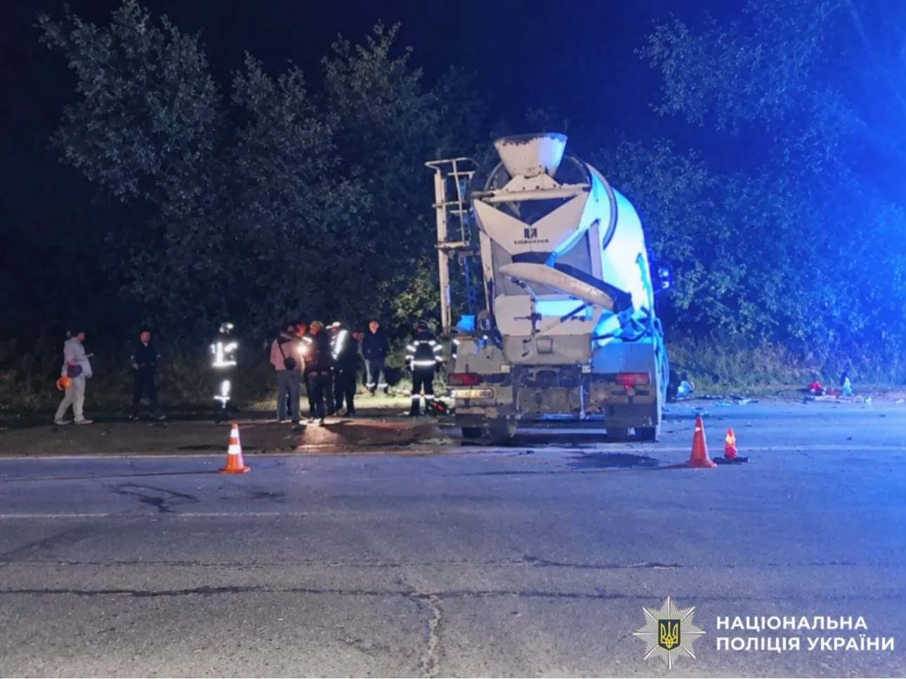 Бетоносмеситель протаранил легковой автомобиль.
