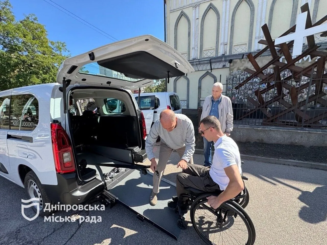 В Днепре два новых автомобиля "Социального такси" будут помогать ветеранам с инвалидностью