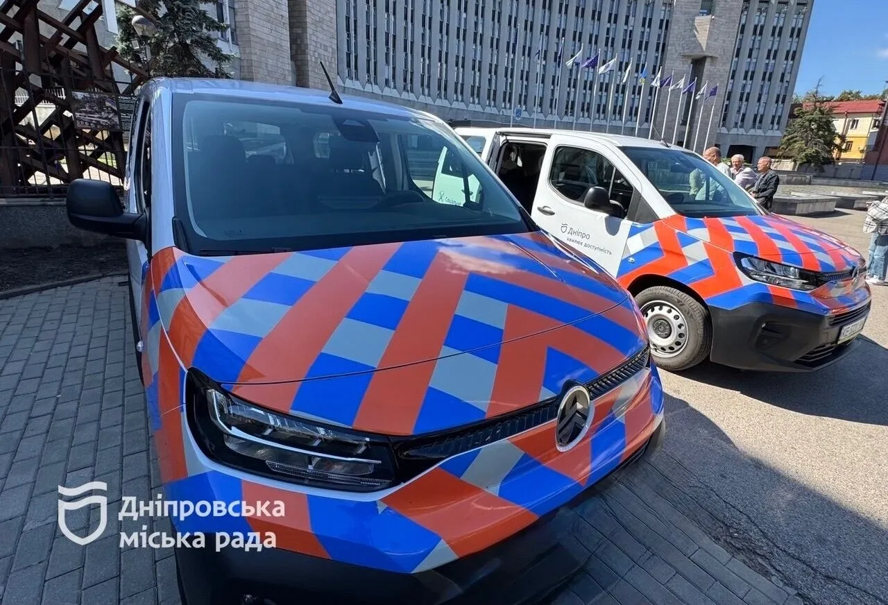 В Днепре два новых автомобиля "Социального такси" будут помогать ветеранам с инвалидностью