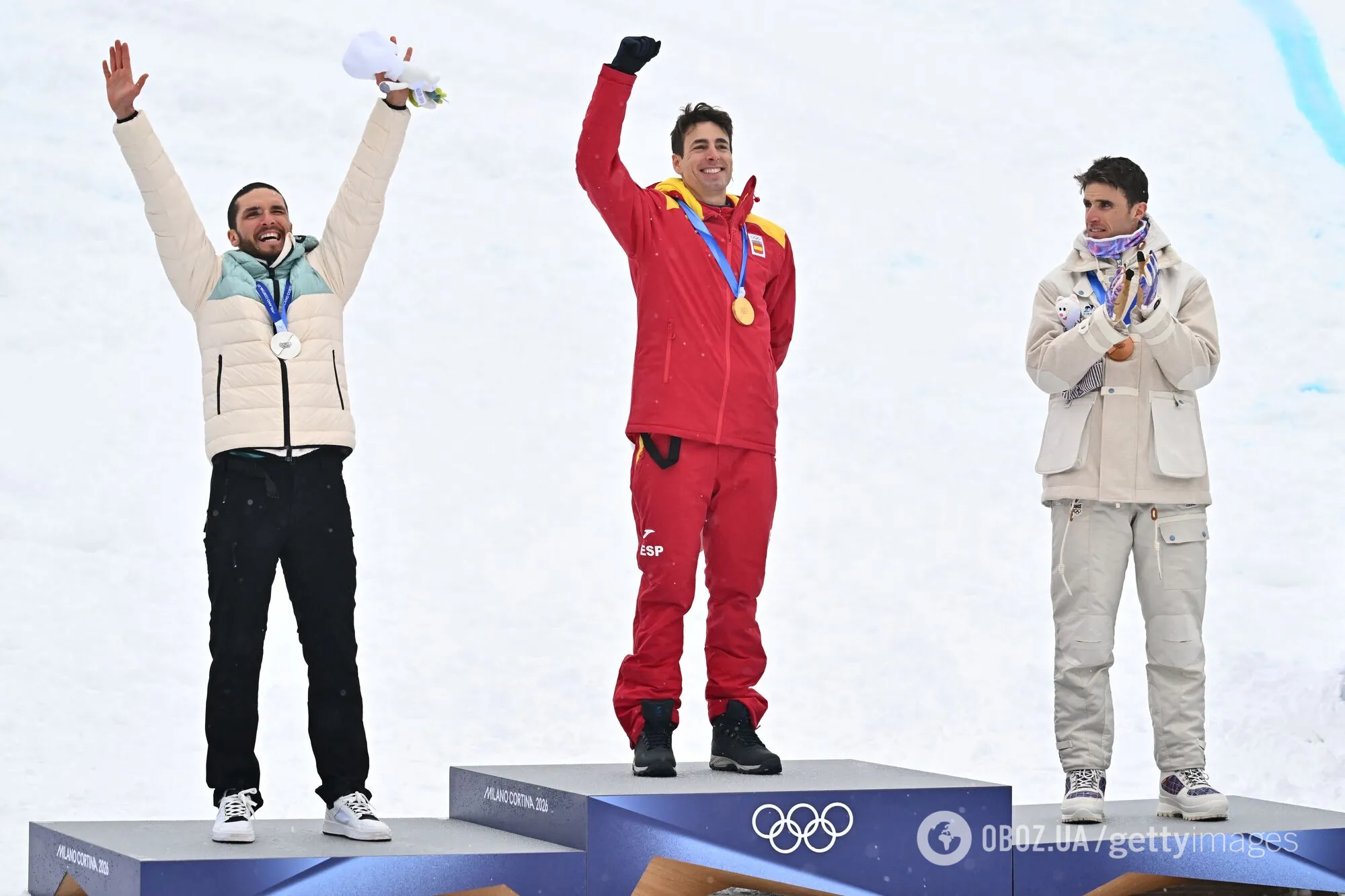Российский лыжник (слева) на подиуме на ОИ-2026