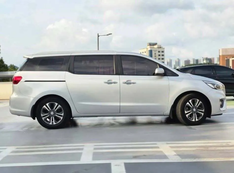 Kia Carnival.