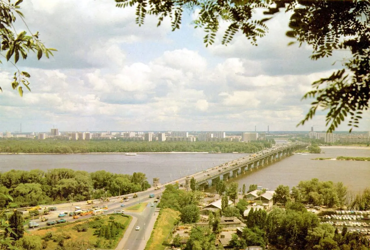 Вид на міст Патона та Русанівку з пагорбів Ботанічного саду.