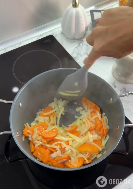 Обжариваем овощи
