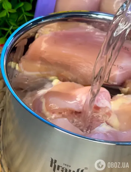 Заливаем курицу водой