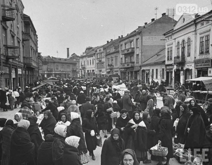 Рынок на площади Корятовича в Ужгороде примерно в 1930–1940-х годах.