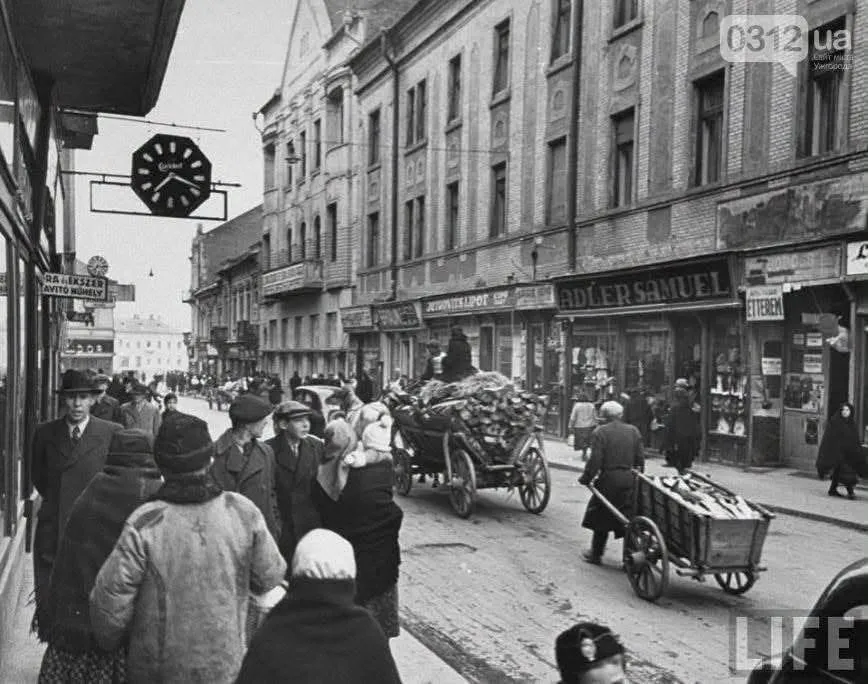 Товары завозили как на лошадях, так и тащили их вручную.