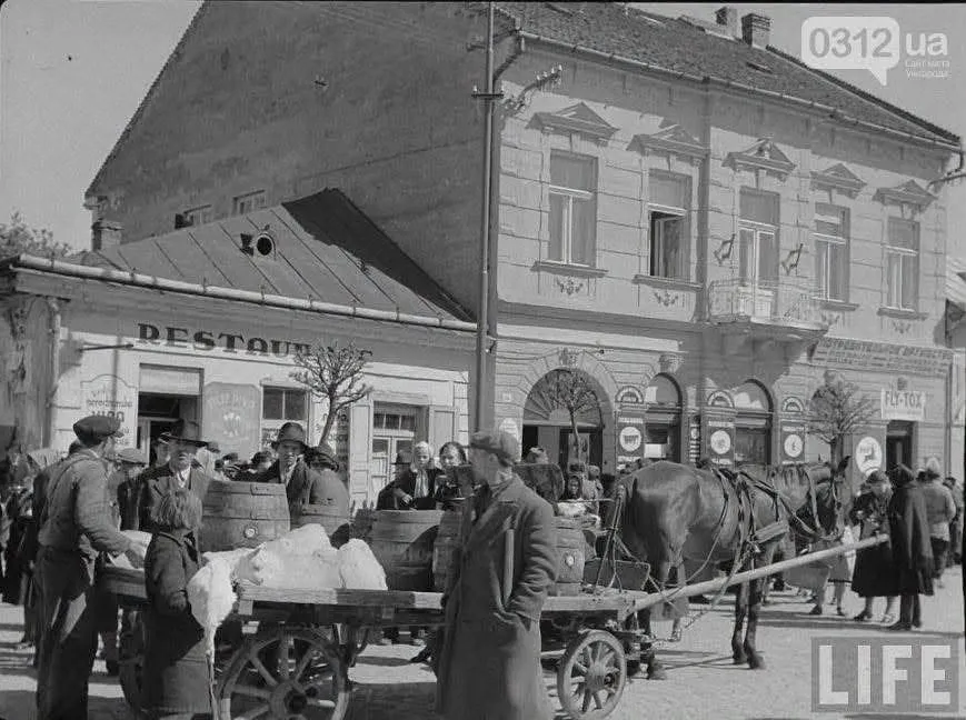 Ресторан в центре Ужгорода, расположенный на площади Корятовича, где раньше находился рынок.