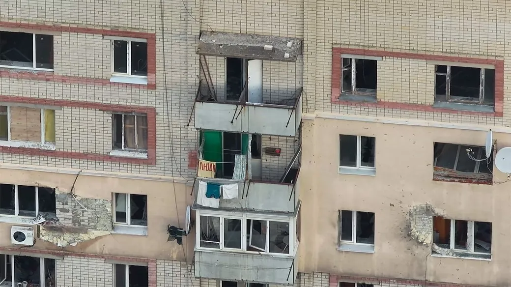 Місцеві вивісили тканину з написом "люди" на балконі.
