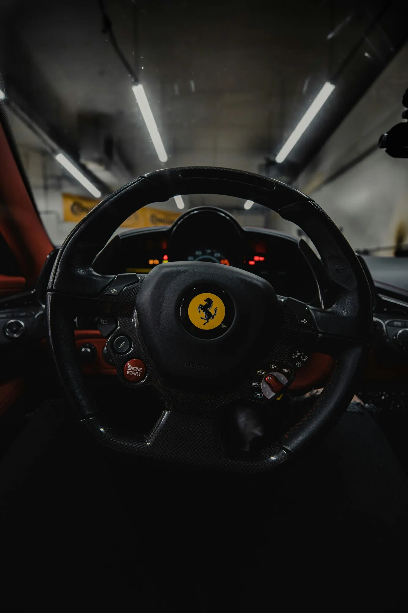 Логотип Ferrari.