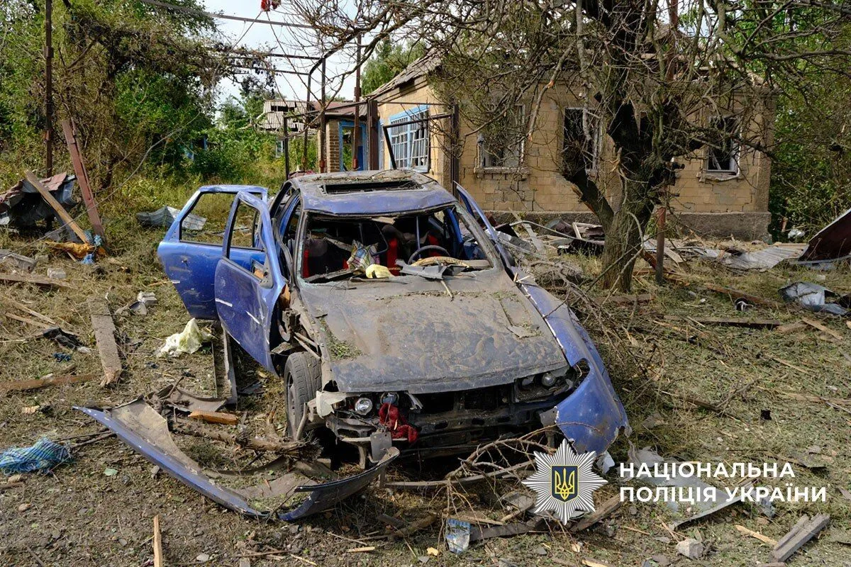 Разрушенный дом и автомобиль в старой части Краматорска