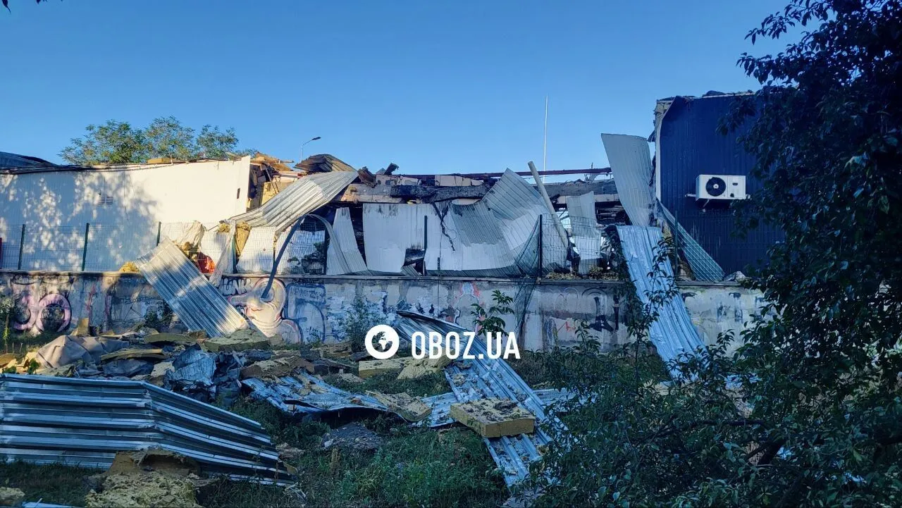 Наслідки удару по АЗС у Дарницькому районі