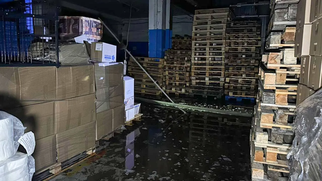 Росія атакувала складські приміщення для зберігання медикаментів, побутових товарів та продуктів харчування.