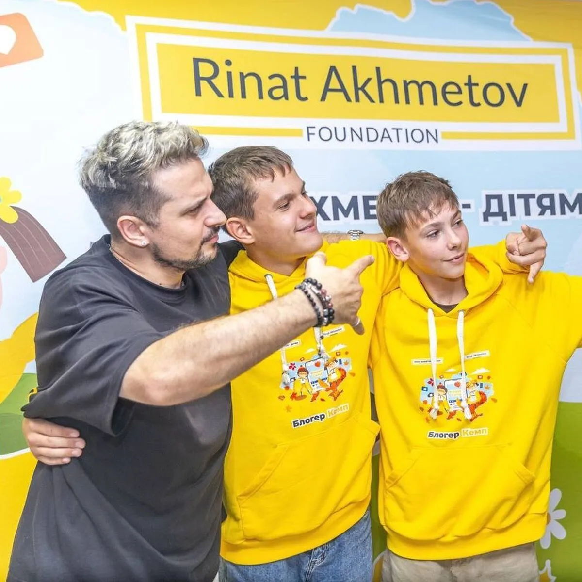 Хип-хоп-исполнитель Хас посетил детей в «Блогер-Кемпе» Фонда Рината Ахметова
