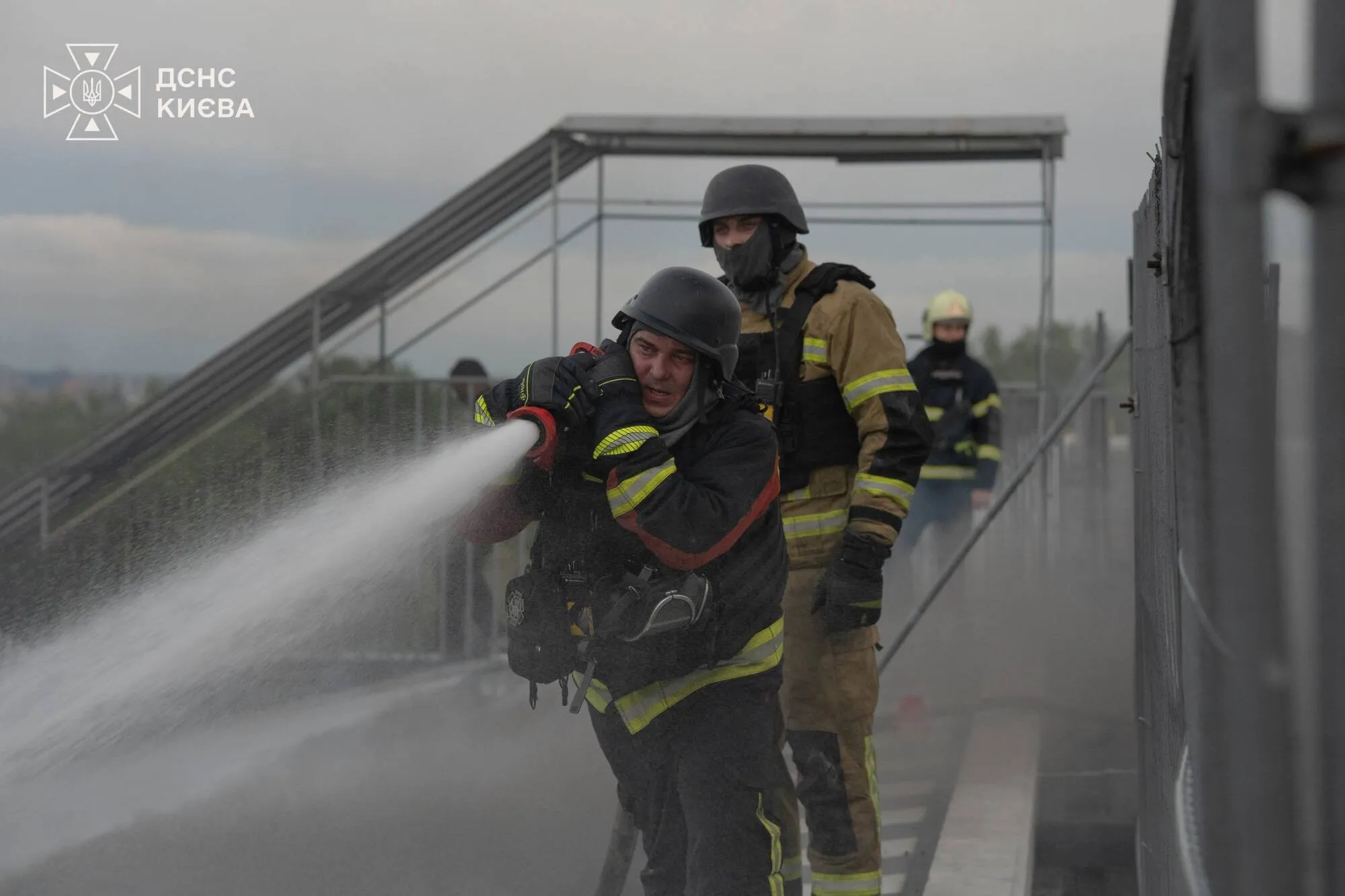 Пожарные ликвидируют пожар в «Парковом»