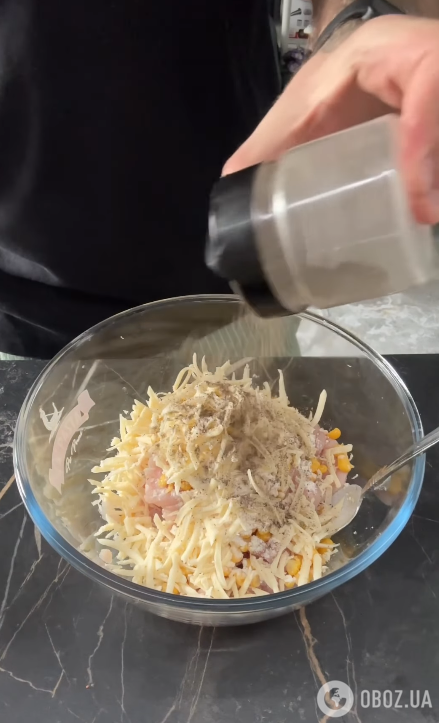 Добавляем к курице необходимые ингредиенты