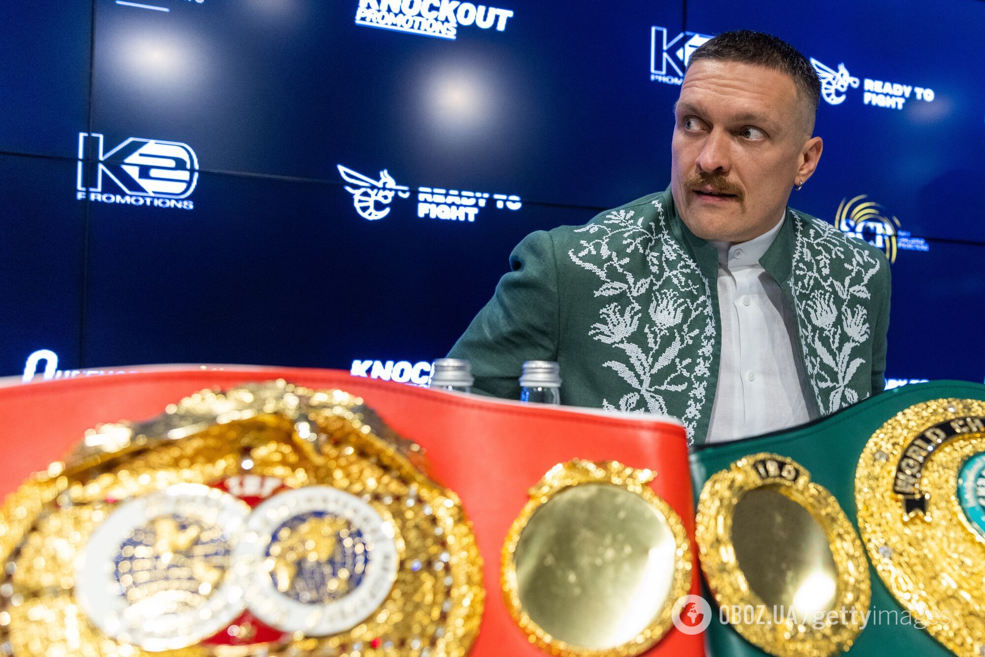 Усик відмовився від чемпіонських поясів.