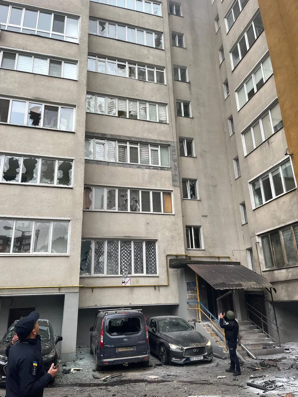 Российский БПЛА попал в жилой многоэтажный дом в Хмельницком.