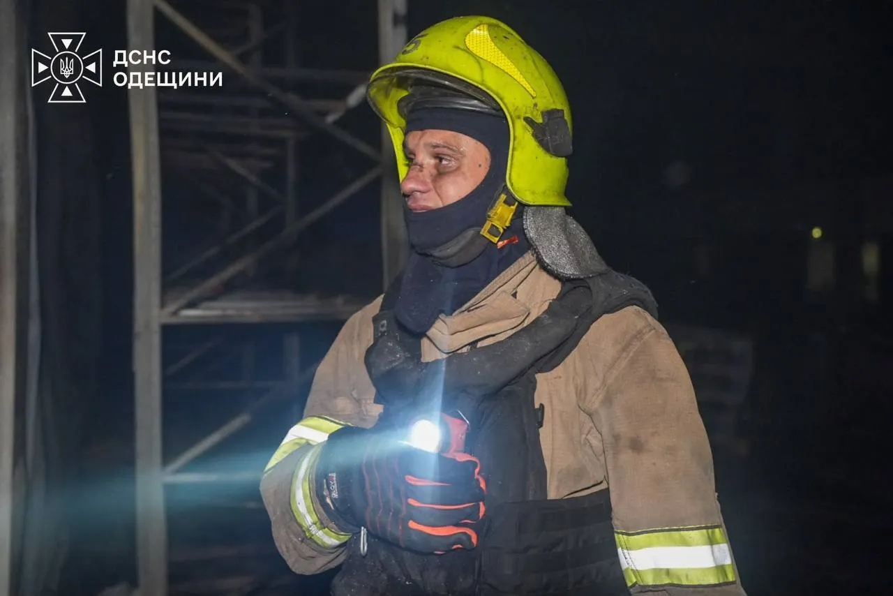 На месте атаки работали спасатели