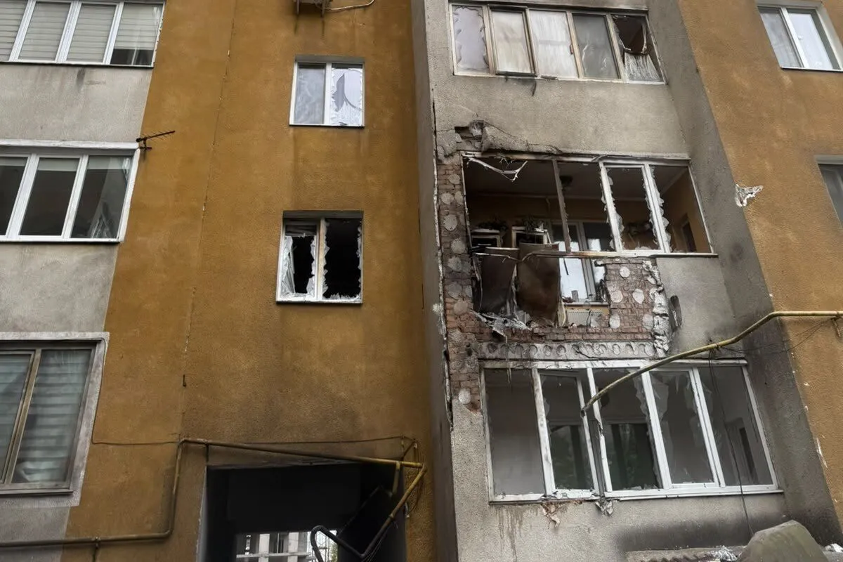 Повреждения получила многоэтажная жилая здание.