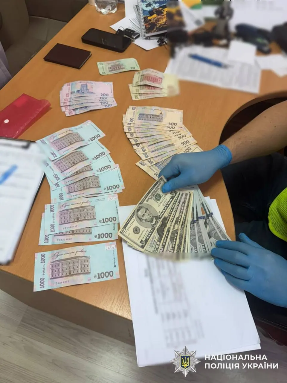 Зловмисники вимагали з лікарів хабарі за можливість проведення операцій.