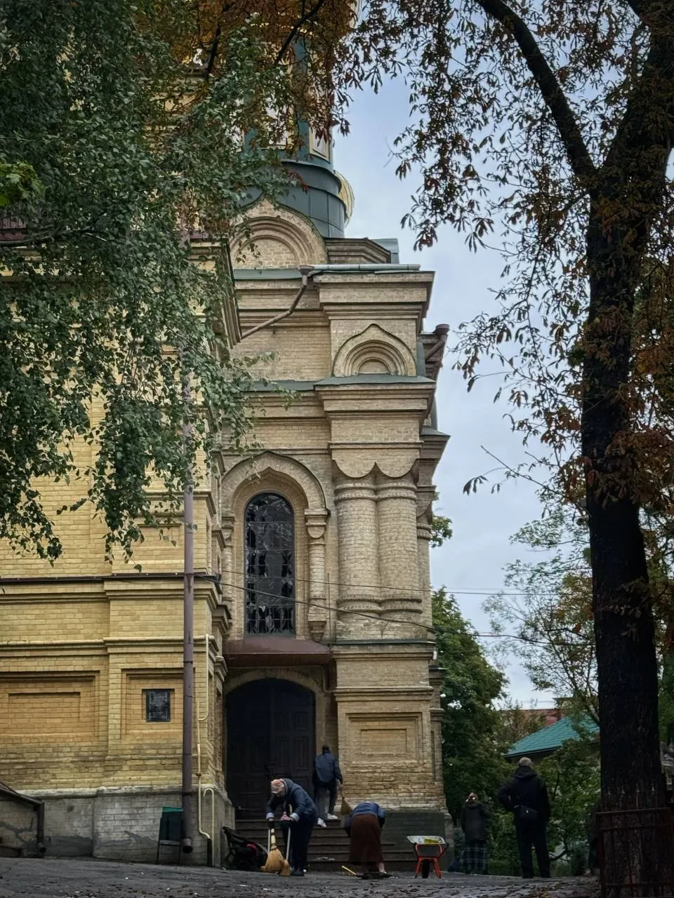 Свято-Покровскому храму, которому 120 лет, достался обстрел.