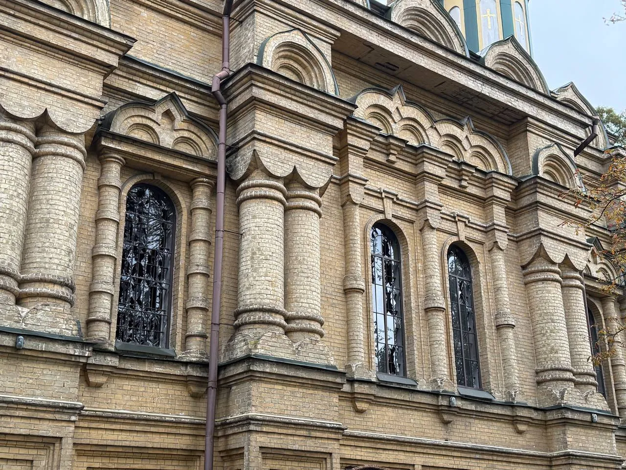 Свято-Покровский храм, которому 120 лет, попал под обстрел.