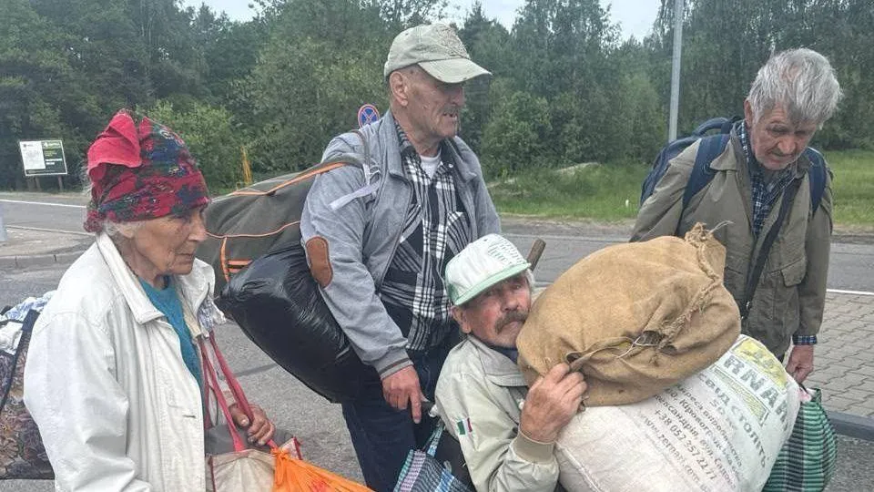 Мешканці ризикують виходити з міста пішки замінованими дорогами в пошуках припасів.