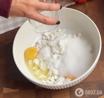 Смешиваем ингредиенты для оладий