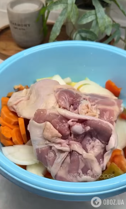 Выкладываем мясо к овощам