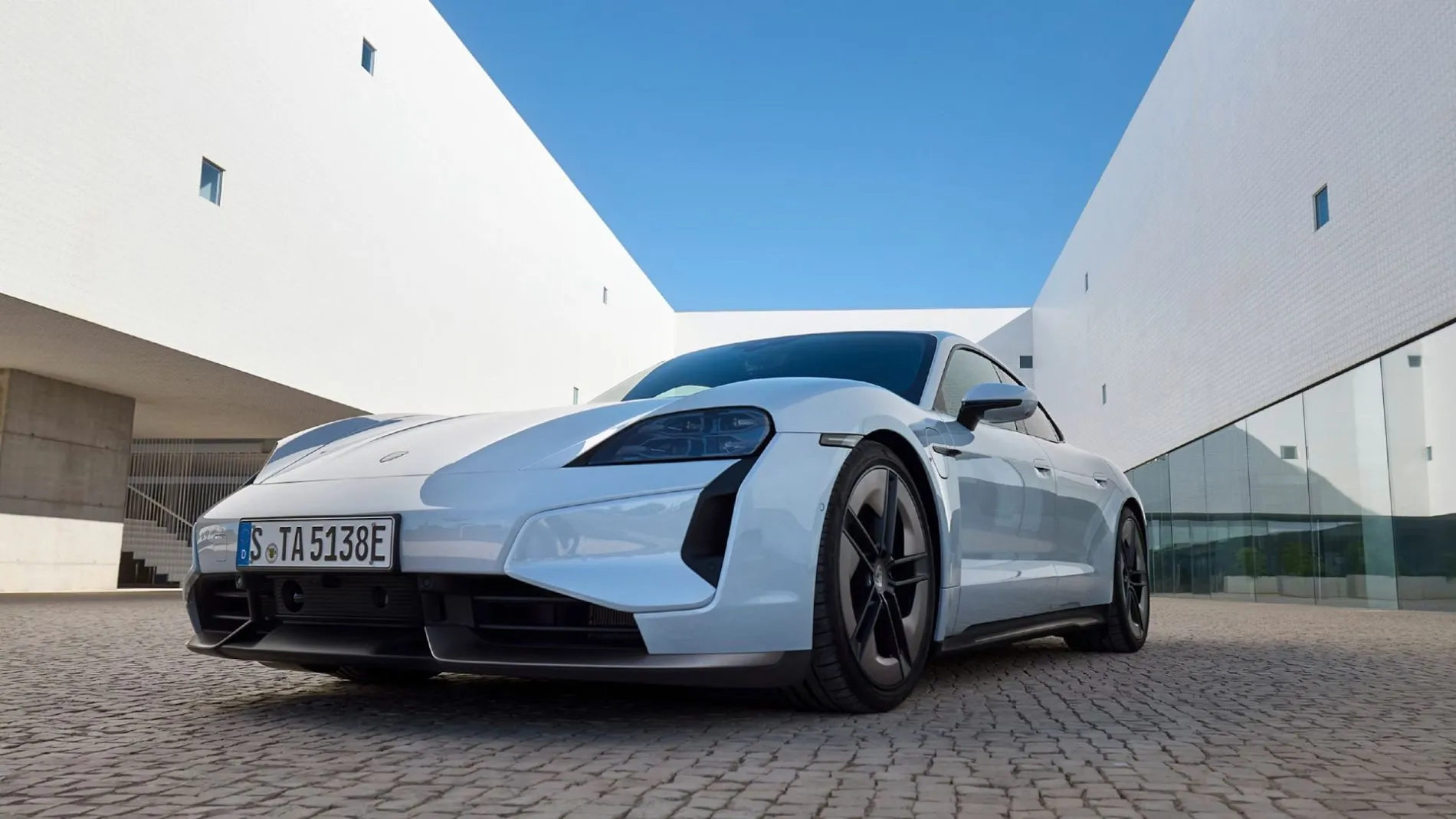 Porsche Taycan.