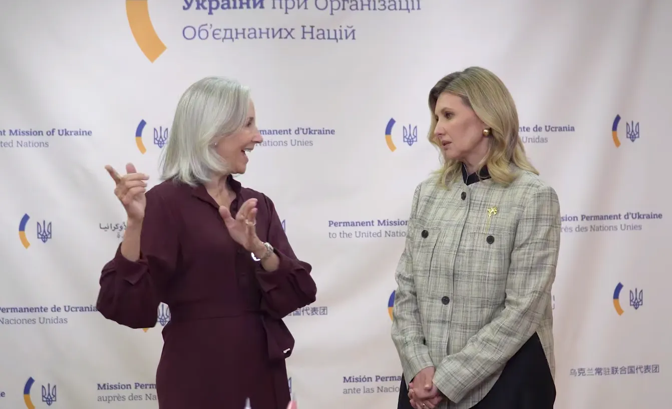 Благодаря закругленному низу жакет выглядит менее формально