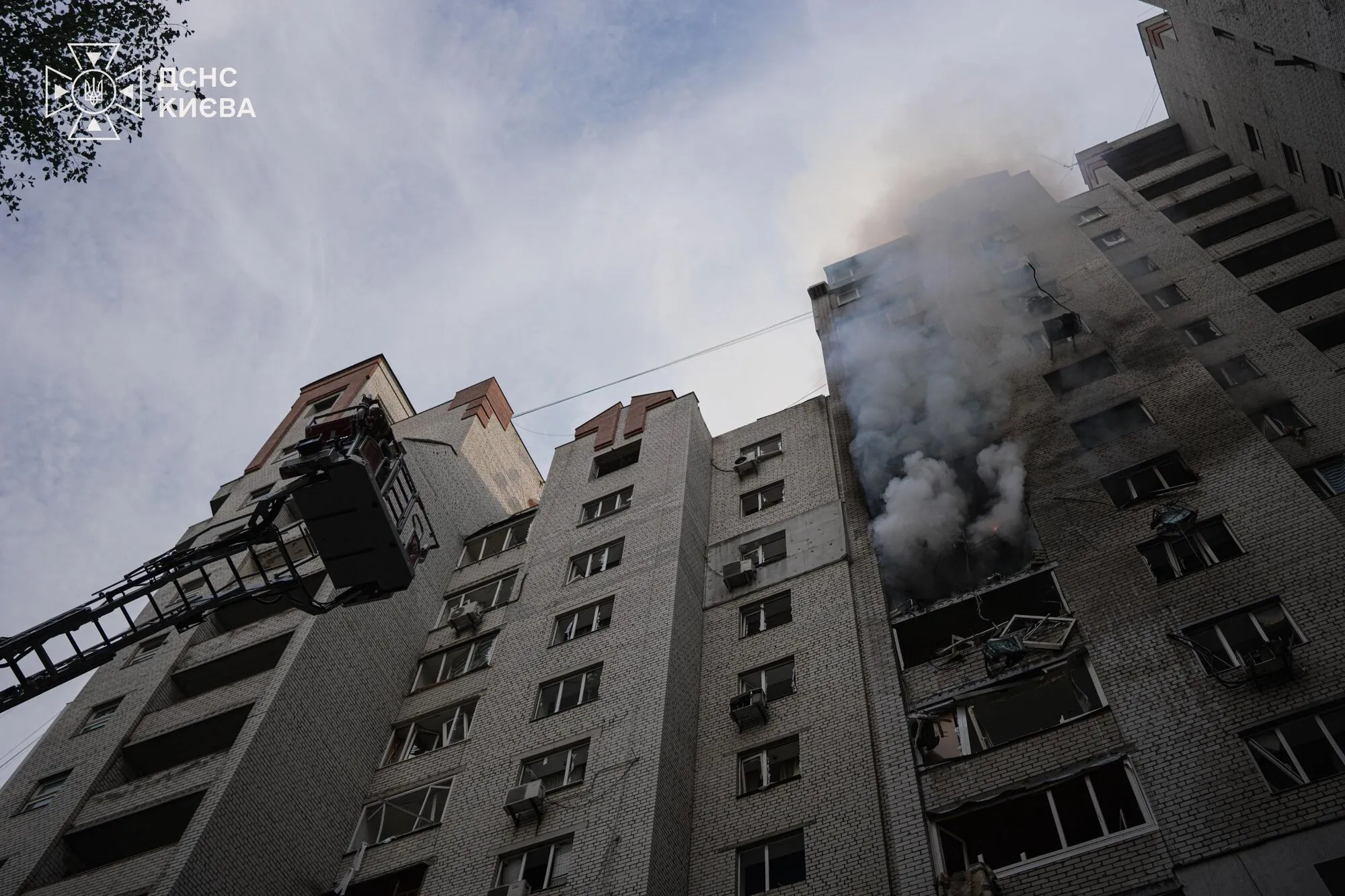 Росія вдарила по багатоповерхівці на Печерську