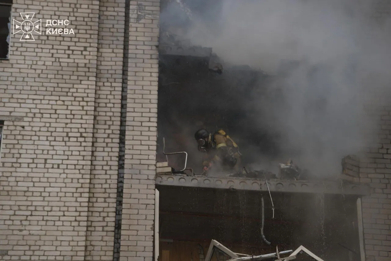 Росіяни вдарили по багатоповерхівці у Києві