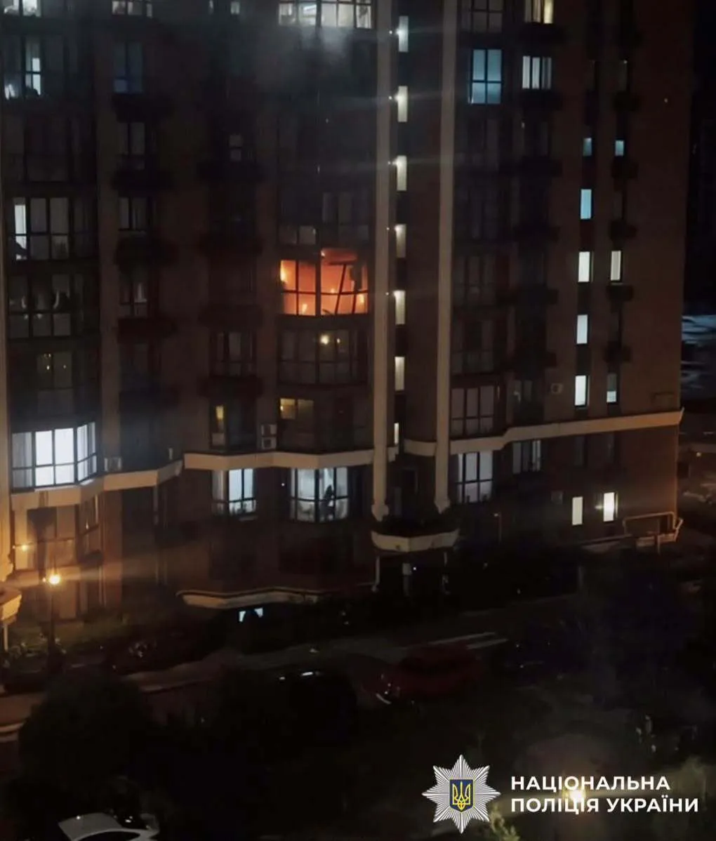 В одной из квартир на пятом этаже многоэтажного дома прогремел взрыв.