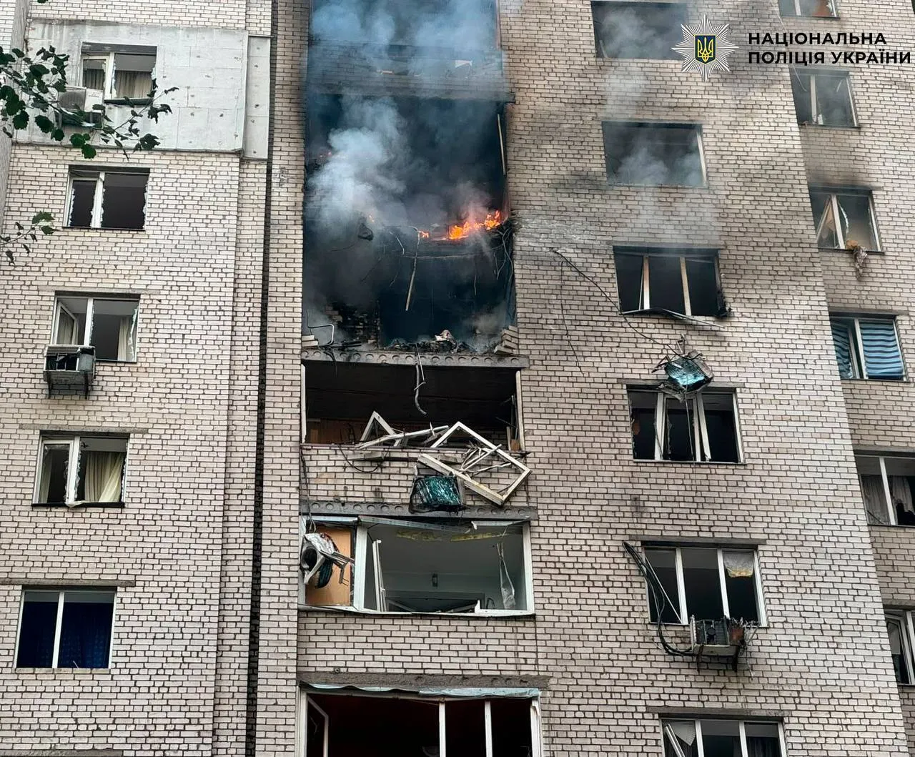 Росія вдарила по багатоповерхівці у Печерському районі Києва