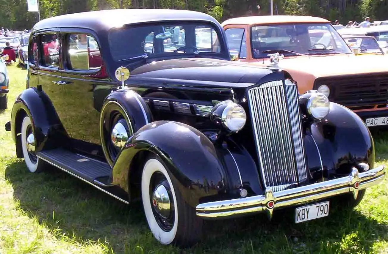 Packard 120 4-дверный седан.