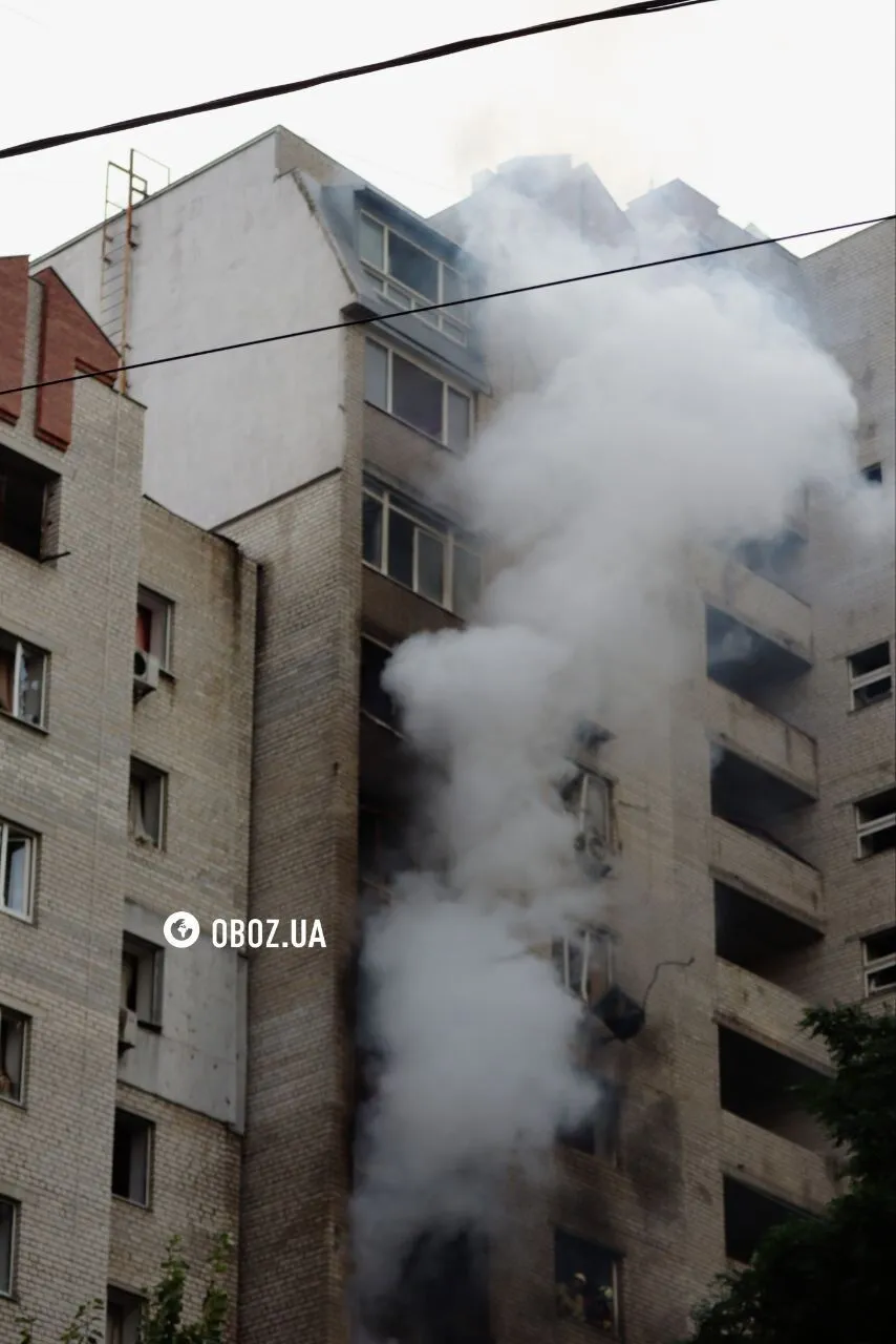 Дрон влучив у багатоповерховий будинок на Печерську.