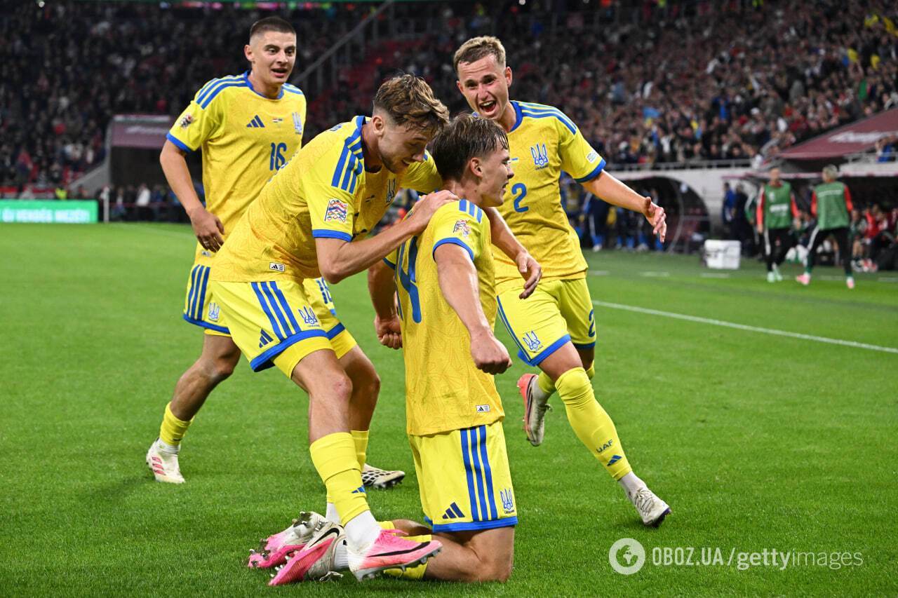 Украинцы празднуют гол в ворота Венгрии.