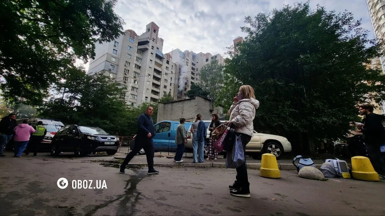 Мешканці пошкодженого будинку.